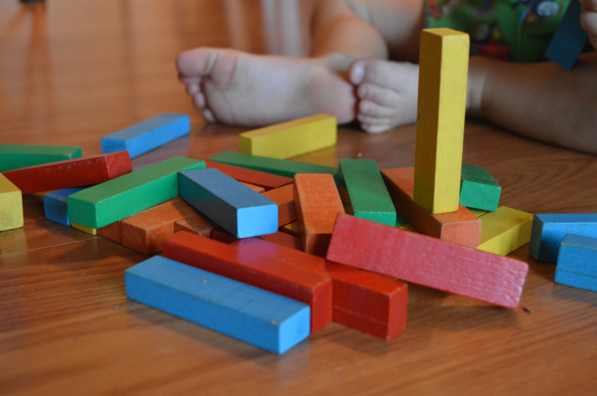 pieds de bébé avec des cubes de construction