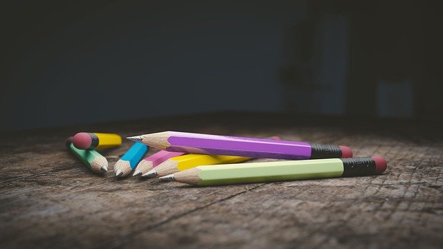 crayons sur une table