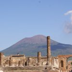 ruines de pompéi devant le vésuve