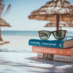 livres posés sur une table sur la plage