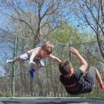 enfants dans trampoline