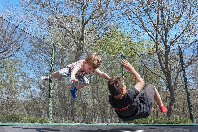 enfants dans trampoline